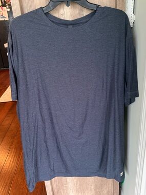 Vuori Short Sleeve Crew Tee in Heather Navy